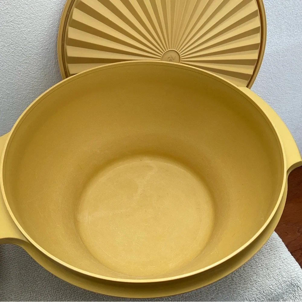 Tupperware Vintage Harvest gold salad set large bowl with 6 smaller bowls